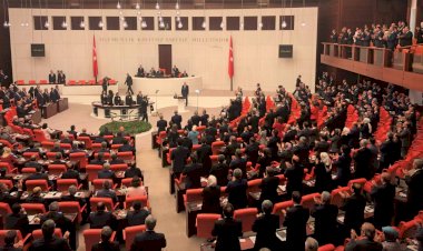 Siyasetin hem iktidar hem muhalefet cephesinde yeni sancılar ve yani arayışlar var