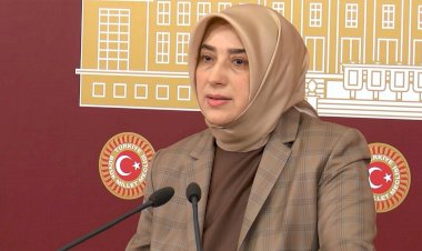 Mahir Ünal'dan istifa kararı: Özlem Zengin yeni grup başkanvekili oldu
