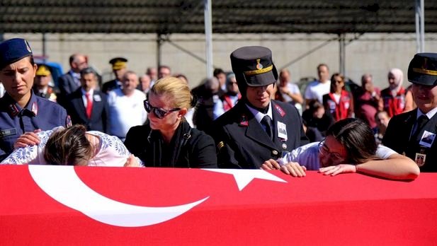 Kazaya müdahale eden jandarma ekibine otomobil çarptı: 1 şehit, 1 yaralı
