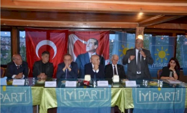İYİ Parti'ye önemli katılım. Eski devlet bakanına İYİ Parti rozeti takıldı