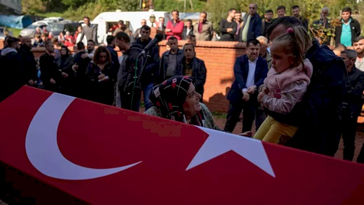 Bartın'ın Amasra ilçesinde maden ocağındaki patlamada hayatını kaybeden işçiler defnediliyor
