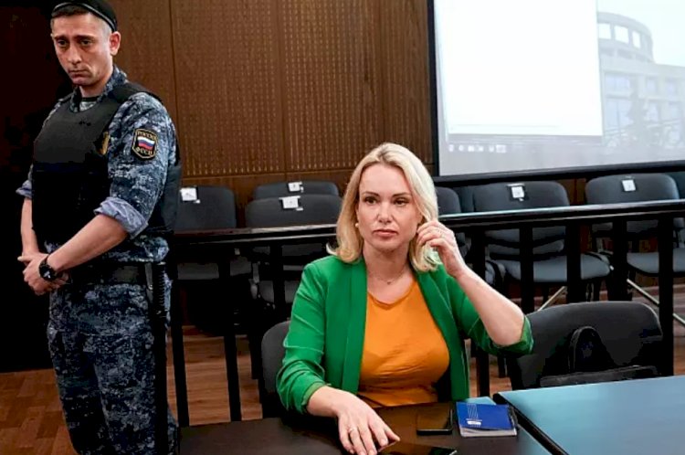 Ukrayna savaşına karşı çıktığı için ev hapsine alınan gazeteci Marina Ovsyannikova Rusya'dan kaçtı