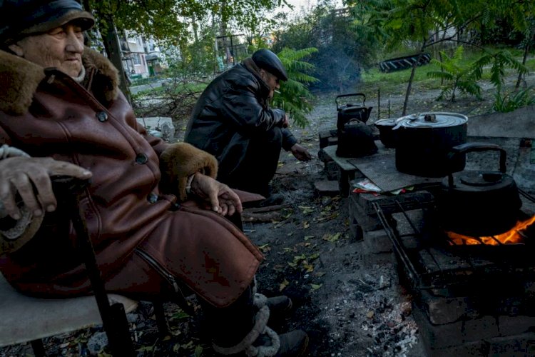 Ukraynalı siviller yemeklerini odun ateşinde pişiriyor