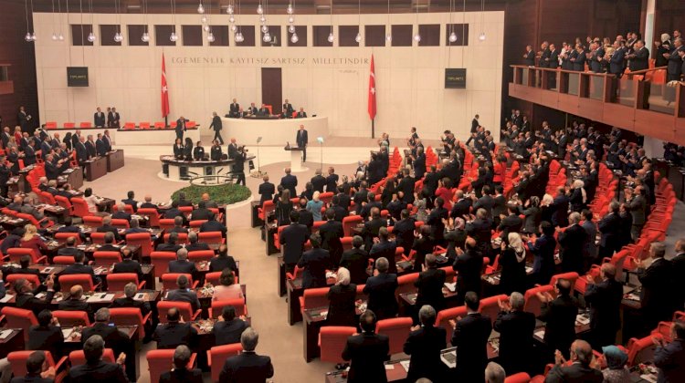 Siyasetin hem iktidar hem muhalefet cephesinde yeni sancılar ve yani arayışlar var
