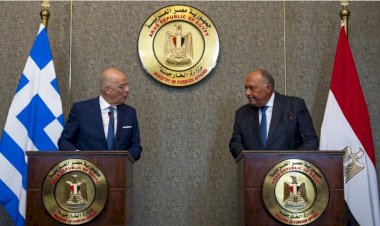 Erdoğan-Sisi tokalaşmasının ardından Yunanistan Dışişleri Bakanı Mısır'a gitti