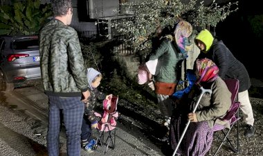 DHA muhabiri deprem anlarını ağlayarak anlattı: Şehirde elektrik yok, çok paniğim