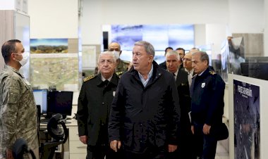 Şehit haberlerinin ardından Ankara'ya geçti! Bakan Akar Harekat Merkezi'nde