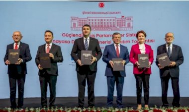Altılı Masa’nın anayasa değişikliği önerisini hukukçular ve siyaset bilimciler nasıl yorumluyor?