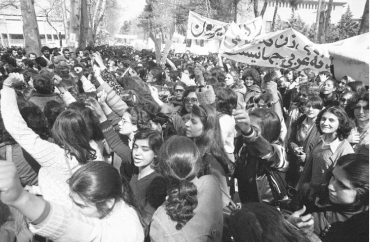 İran'da kadınlara uygulanan zorunlu başörtüsü yasası kaldırılır ya da esnetilir mi?