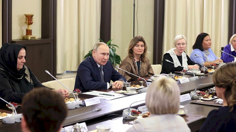 Putin'in tiyatrosu ifşa oldu: Asker anneleri diye topladığı kadınlar bakın kim çıktı?
