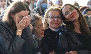 Özge Ulusoy'un babası son yolculuğuna uğurlandı