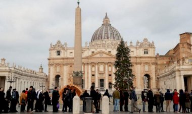 Eski Papa 16. Benedictus’un naaşı Vatikan’da ziyarete açıldı