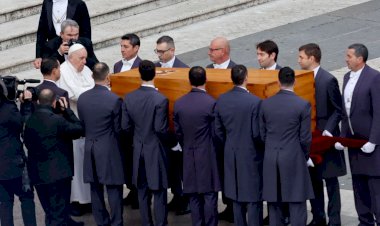 En tartışmalı papalardan biriydi: 16. Benedict görkemli törenle defnedildi