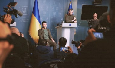 Zelensky ve hâkî iletişim, savaşı baştan yarattı
