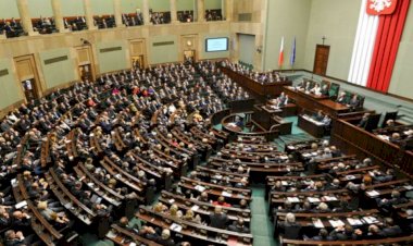 Polonya Parlamentosu AB fonlarının kilidini açacak yargı reformunu onayladı