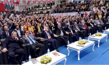 İzmir’de neler oldu… İYİ Parti’de olaylı kongre… Müsavat Dervişoğlu’na protesto