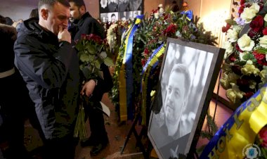 Ukrayna helikopteri düşürülen  İçişleri Bakanını uğurluyor!
