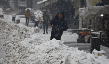 Türkiye'nin doğusu kara teslim: Birçok ilde yollar kapandı, araçlar mahsur kaldı
