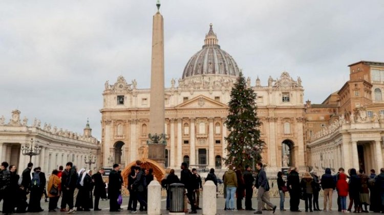 Eski Papa 16. Benedictus’un naaşı Vatikan’da ziyarete açıldı