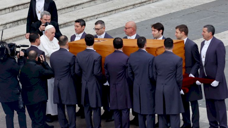 En tartışmalı papalardan biriydi: 16. Benedict görkemli törenle defnedildi