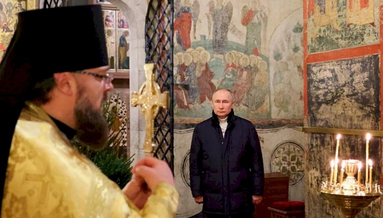 Rusya Devlet Başkanı Putin tek başına Ortodoksların Noel ayinine katıldı