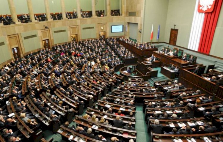 Polonya Parlamentosu AB fonlarının kilidini açacak yargı reformunu onayladı