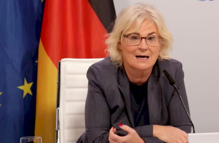 Almanya Savunma Bakanı İstifa Edecek