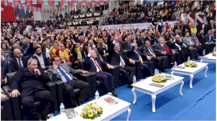 İzmir’de neler oldu… İYİ Parti’de olaylı kongre… Müsavat Dervişoğlu’na protesto