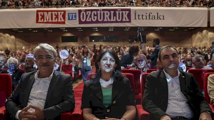 Emek ve Özgürlük İttifakı'nın İstanbul'daki ilk mitingi Demirtaş'ın seçim şarkısıyla açıldı