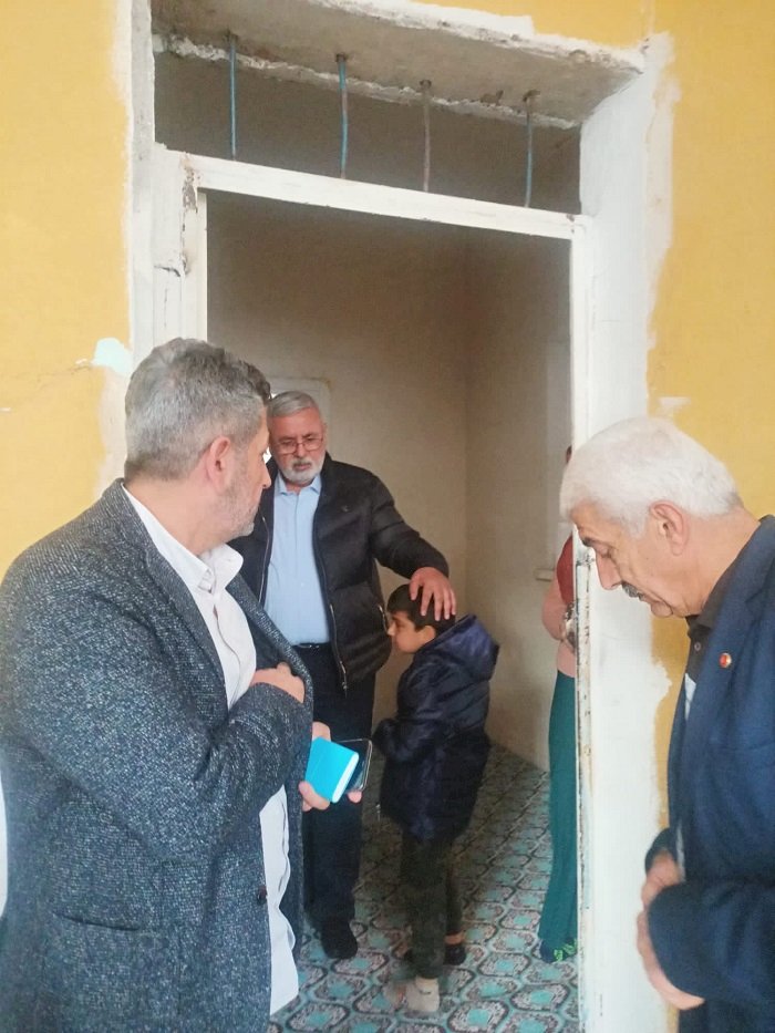 Şırnaklı ailenin sıvası dökük evini böyle ziyaret etti: Mehmet Metiner'in Prada'sı