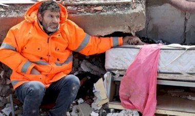 Tarifi olmayan acının fotoğrafı: Depremde kaybettiği kızının elini bırakamadı