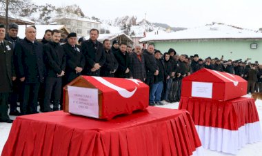 Depremde hayatını yitiren astsubay ile 1 yaşındaki oğlu Çankırı'da toprağa verildi