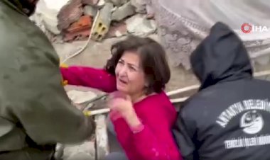 Kahraman baba duvarı deldi ve ailesini kurtardı...