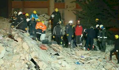 Enkazdan çıkan kişi, özellikle çocuk görüntüsünü paylaşmaya, yaygınlaştırmaya son verin