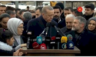Erdoğan konuşurken bakan Nebati'nin göze girme çabası olay oldu.