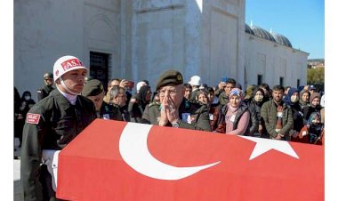 Hatay'da deprem nedeniyle çöken otelde şehit olan asker son yolculuğuna uğurlandı