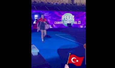 Milli tenisçi İpek Öz, Katar Açık'taki maça Türk bayrağıyla çıktı