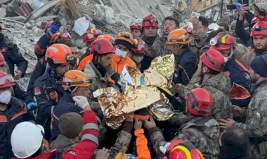 Hatay Defne'de depremden 278 saat sonra Hakan Yasinoğlu enkazdan sağ çıkarıldı