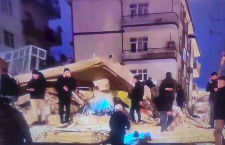 Deprem Fotoğrafları - En büyük hata enkaz üstünde gezinmek