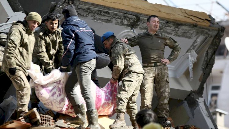 Enkazdan 30 saat sonra çıkan mucize: Komandonun gözyaşları yürekleri dağladı