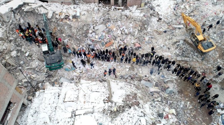Deprem uzmanından korkutan açıklama: Göçük altında 184 bin kişi var
