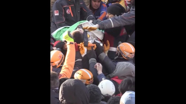 Tarifsiz sevinç! 100'üncü saatte peş peşe kurtarıldılar
