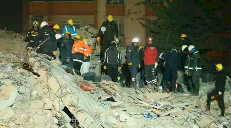 Enkazdan çıkan kişi, özellikle çocuk görüntüsünü paylaşmaya, yaygınlaştırmaya son verin