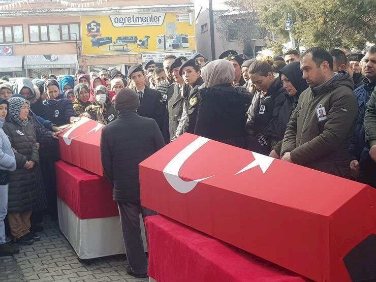 Jandarma Teğmen Özlem Fulya Özdemir çocuğuyla birlikte son yolculuğuna uğurlandı