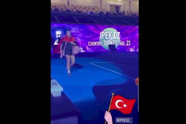 Milli tenisçi İpek Öz, Katar Açık'taki maça Türk bayrağıyla çıktı