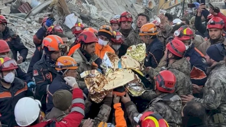 Hatay Defne'de depremden 278 saat sonra Hakan Yasinoğlu enkazdan sağ çıkarıldı