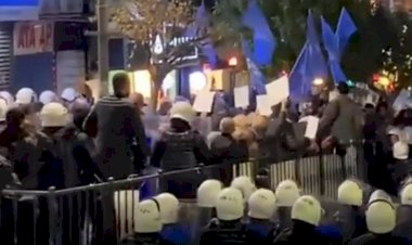 Kadıköy'de "hükümet istifa" protestosuna polis engeli