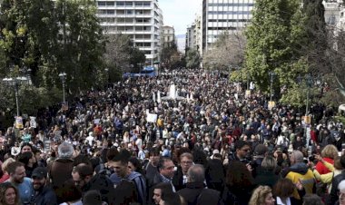 'Kahrolsun katil hükümetler': Yunanistan'da binlerce kişi tren kazasını protesto etti
