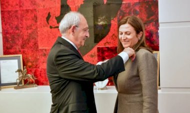 Türkan Elçi CHP’ye katıldı, rozeti Kılıçdaroğlu taktı