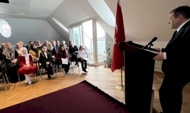 Amsterdam'da Çanakkale şehitleri ve depremde hayatını kaybedenler anıldı